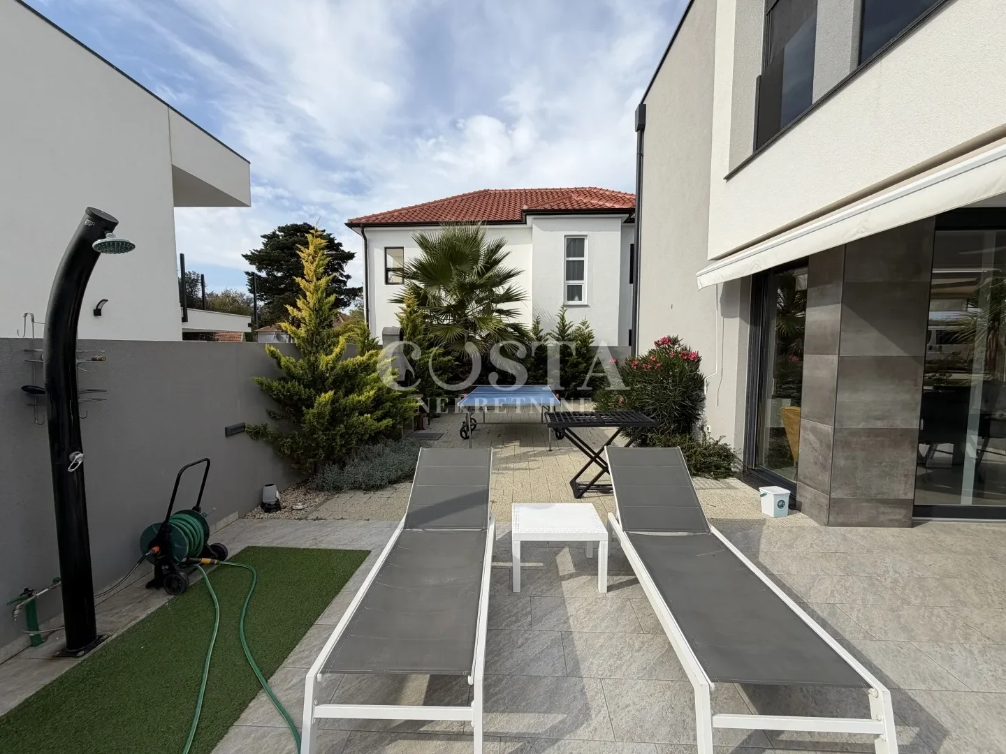 Exterior photo 5
