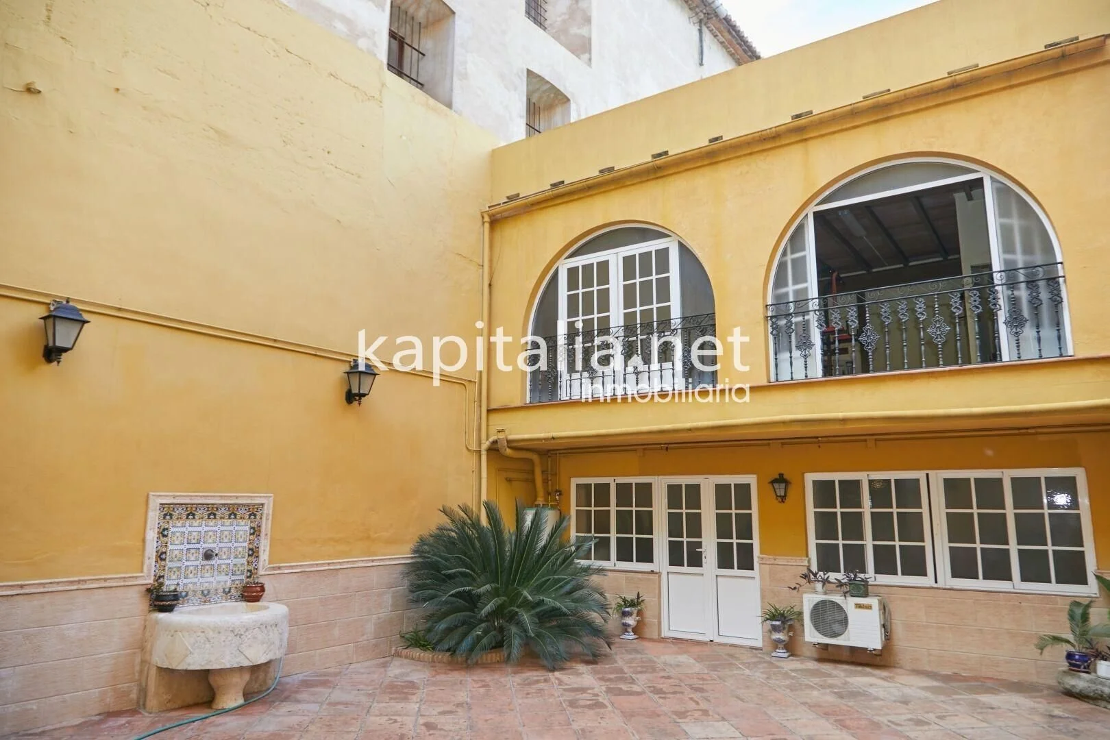 Exterior photo 2