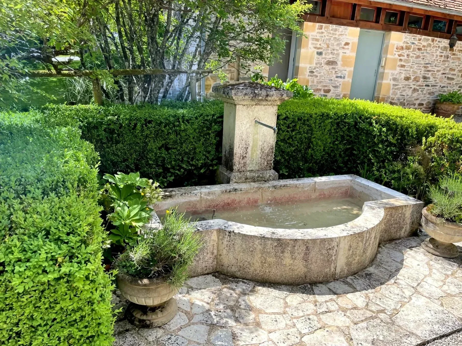 Exterior photo 4