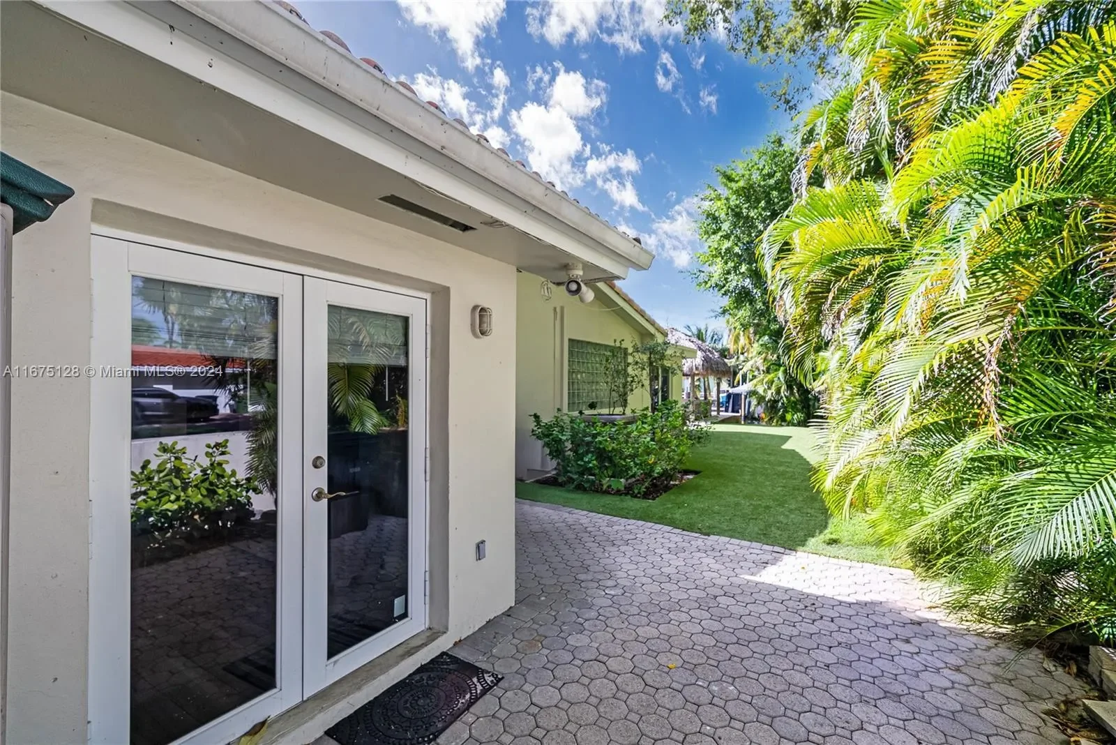 13240 Coronado Ln, North Miami Beach, Florida, United States. - Photo 13