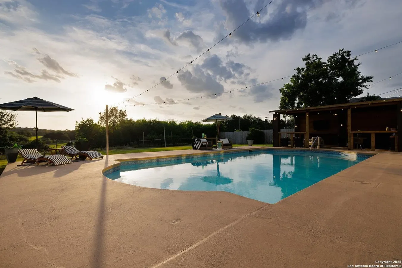 Exterior photo 5