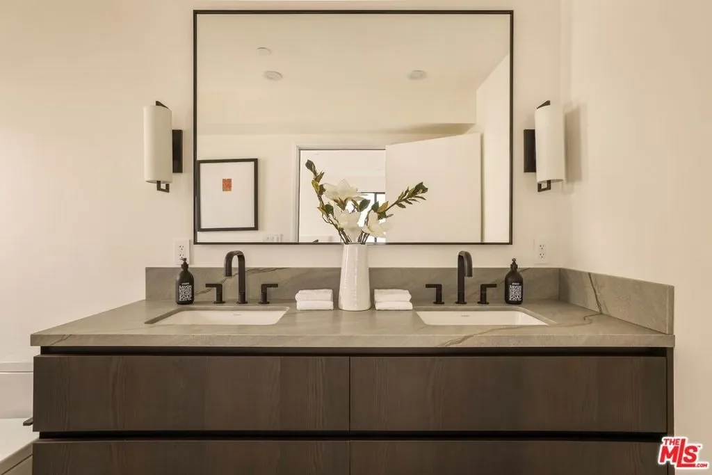 922 N West Knoll Drive, Los Angeles, California, United States. - Photo 28