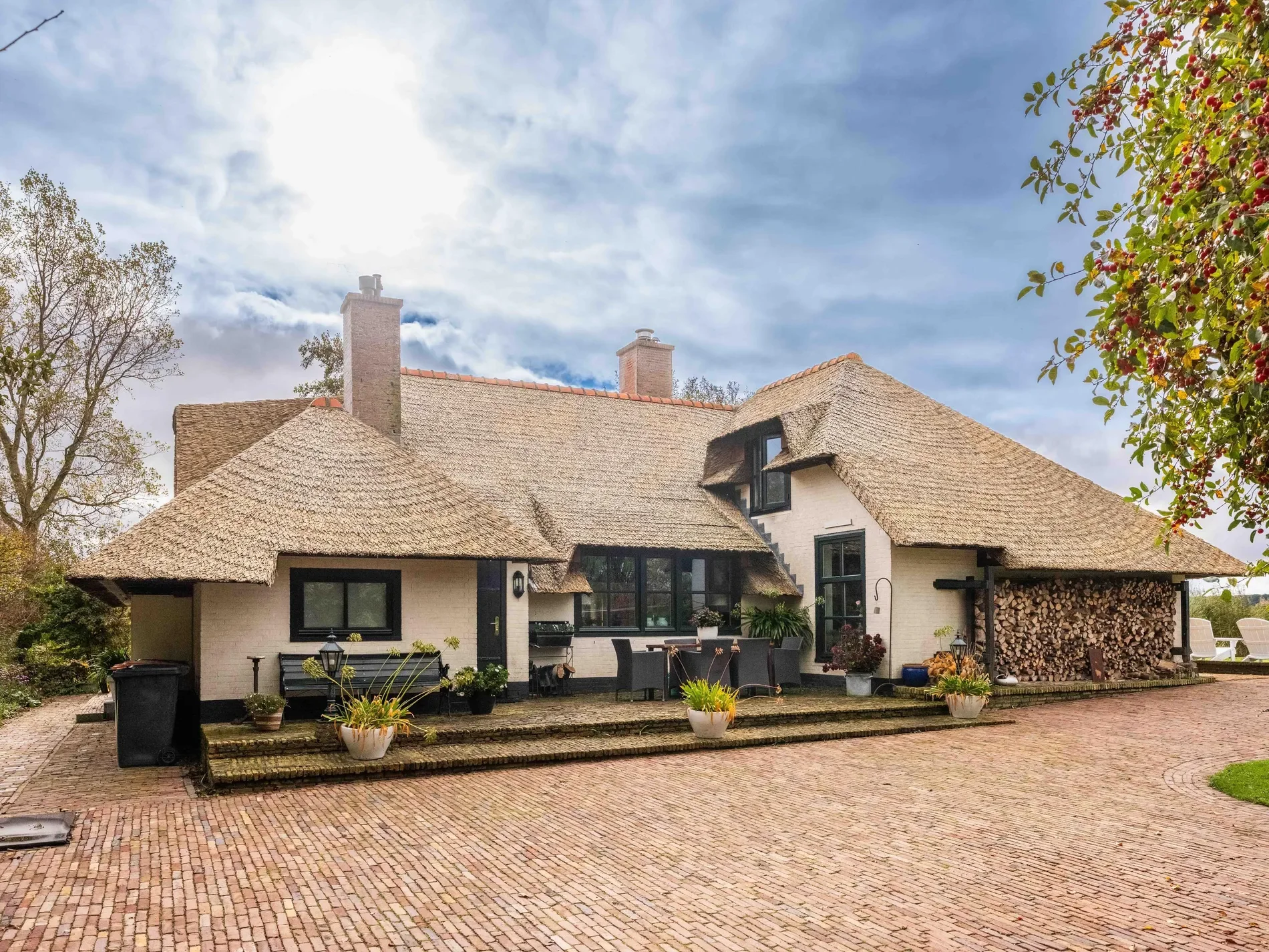 Exterior photo 5
