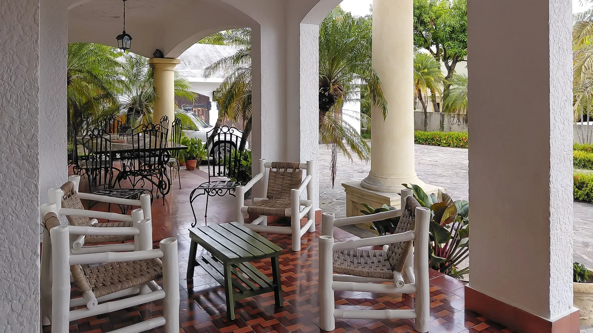 Exterior photo 5