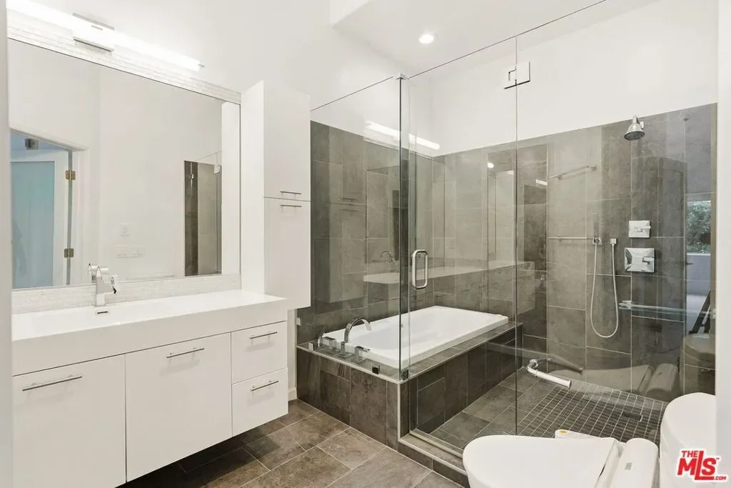 840 N Croft Avenue 301, Los Angeles, California, United States. - Photo 20