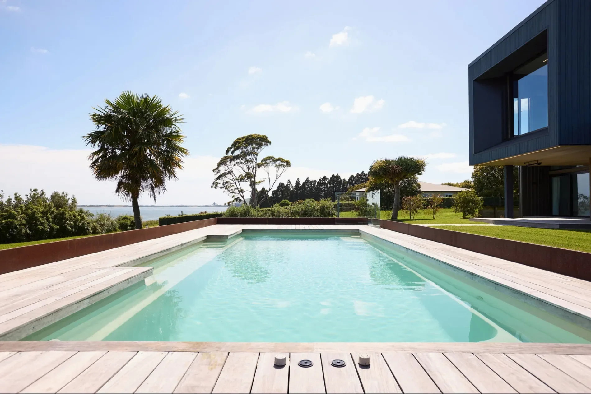 Exterior photo 5