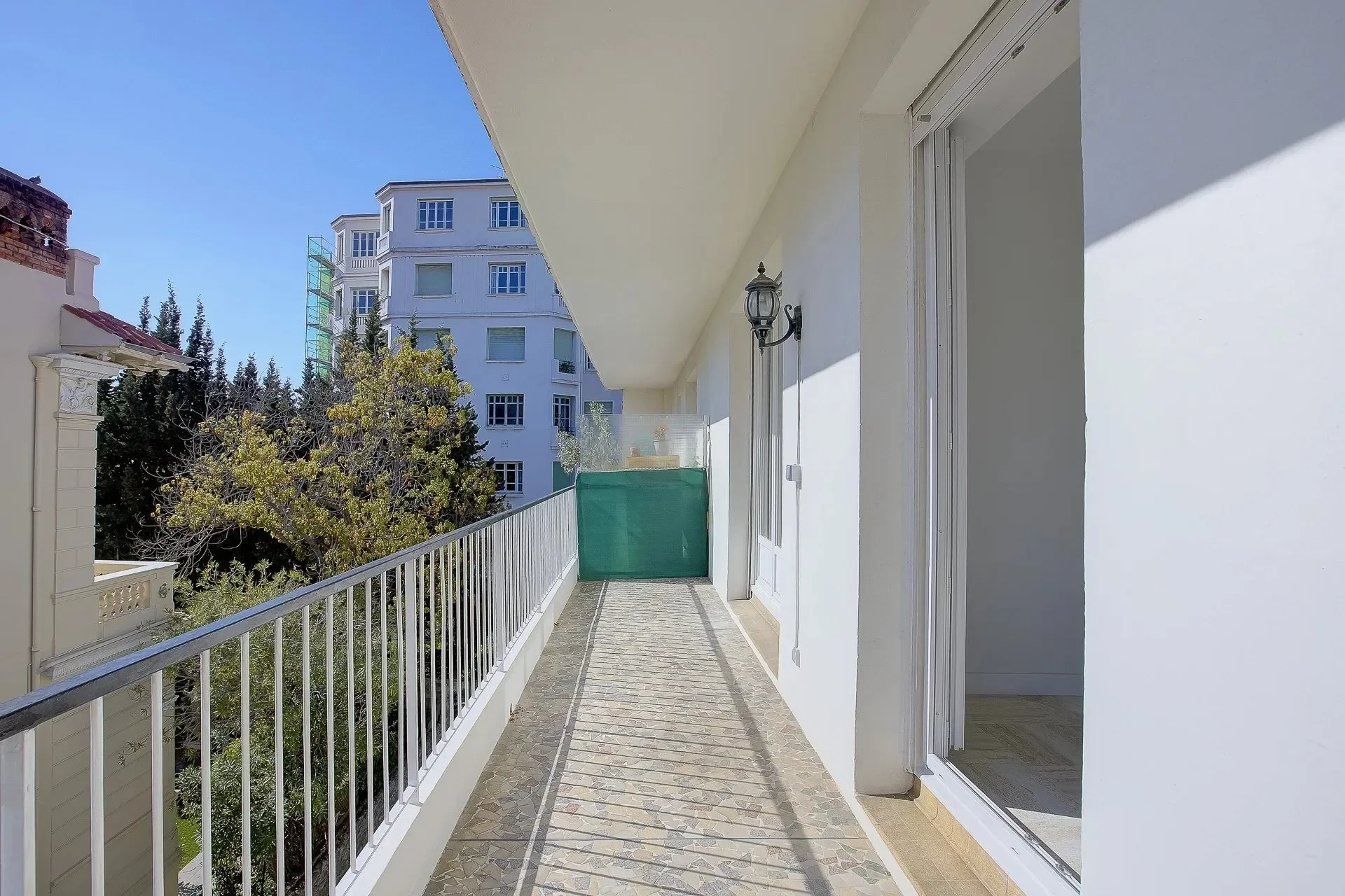 Exterior photo 2