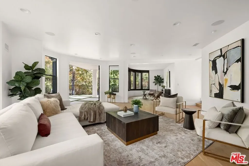 16881 Oak View Drive, Los Angeles, California, United States. - Photo 4