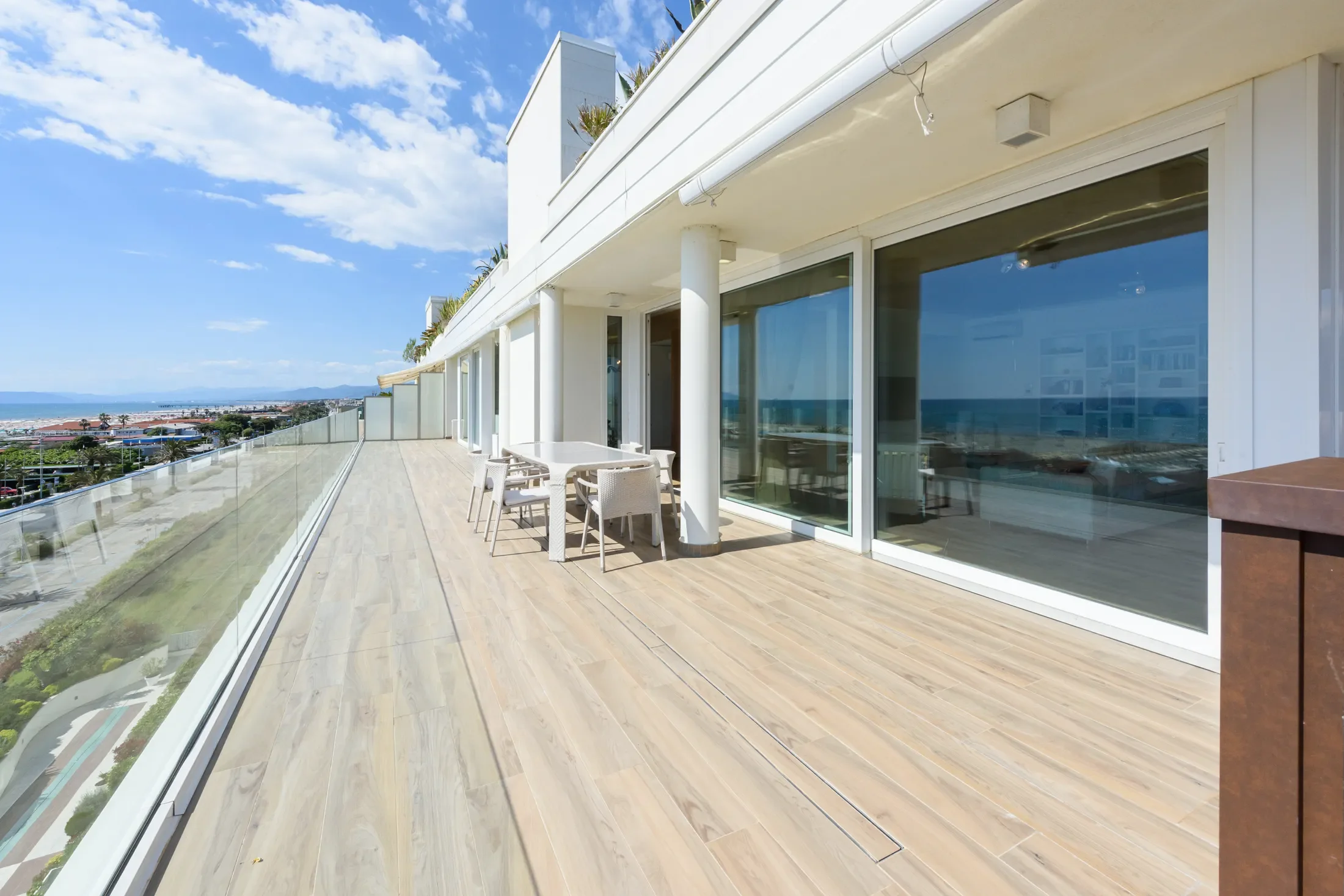 Exterior photo 3