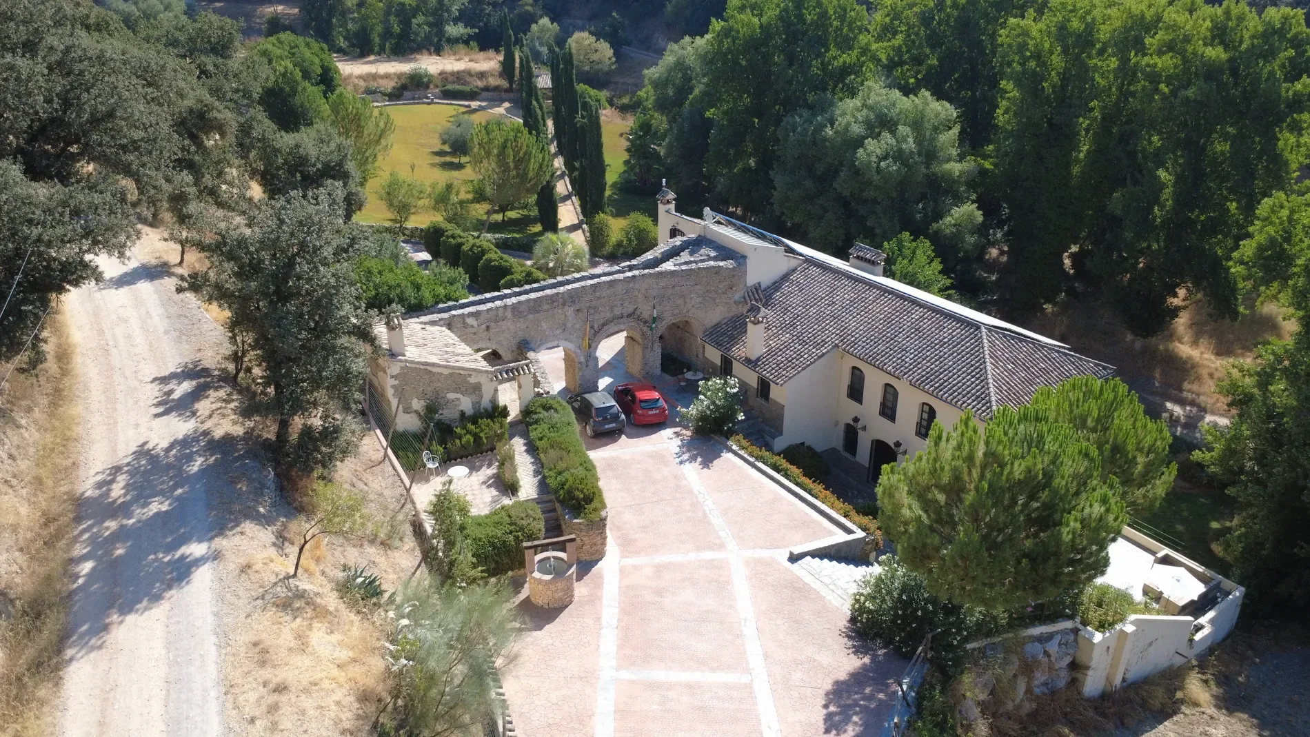Exterior photo 5