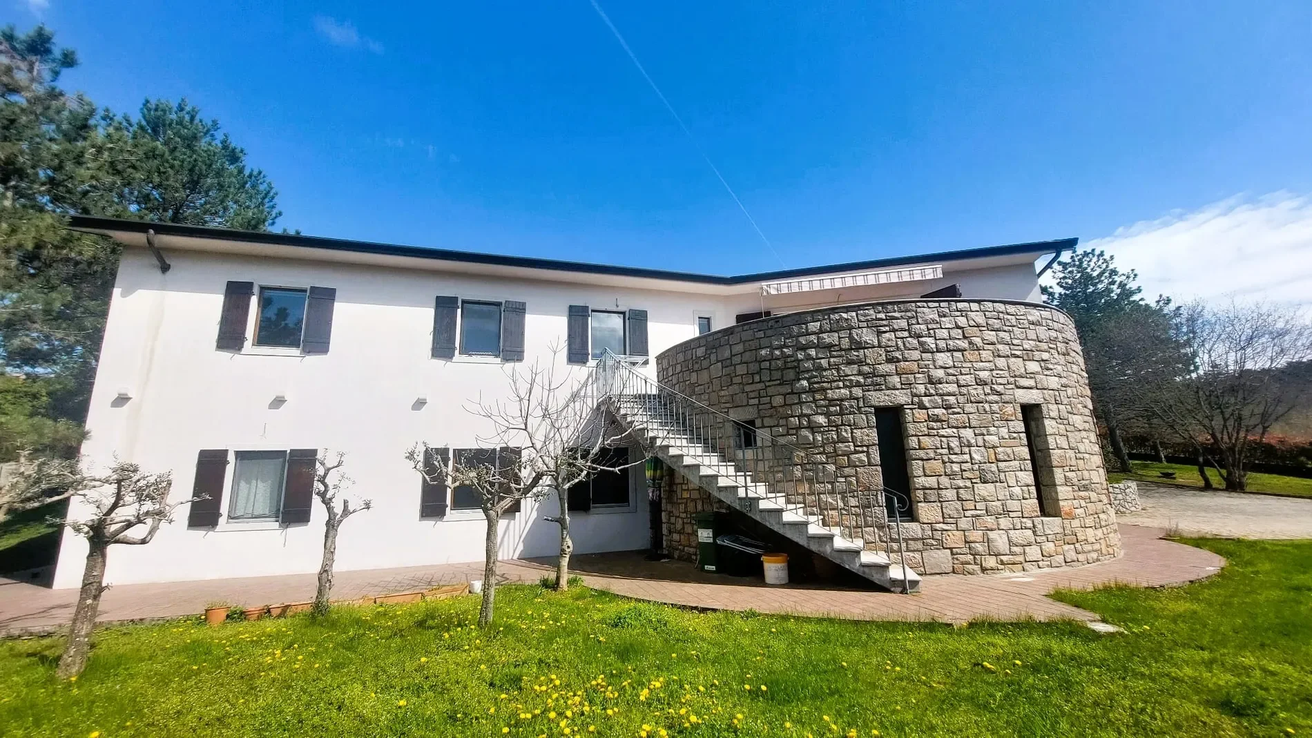 Exterior photo 2