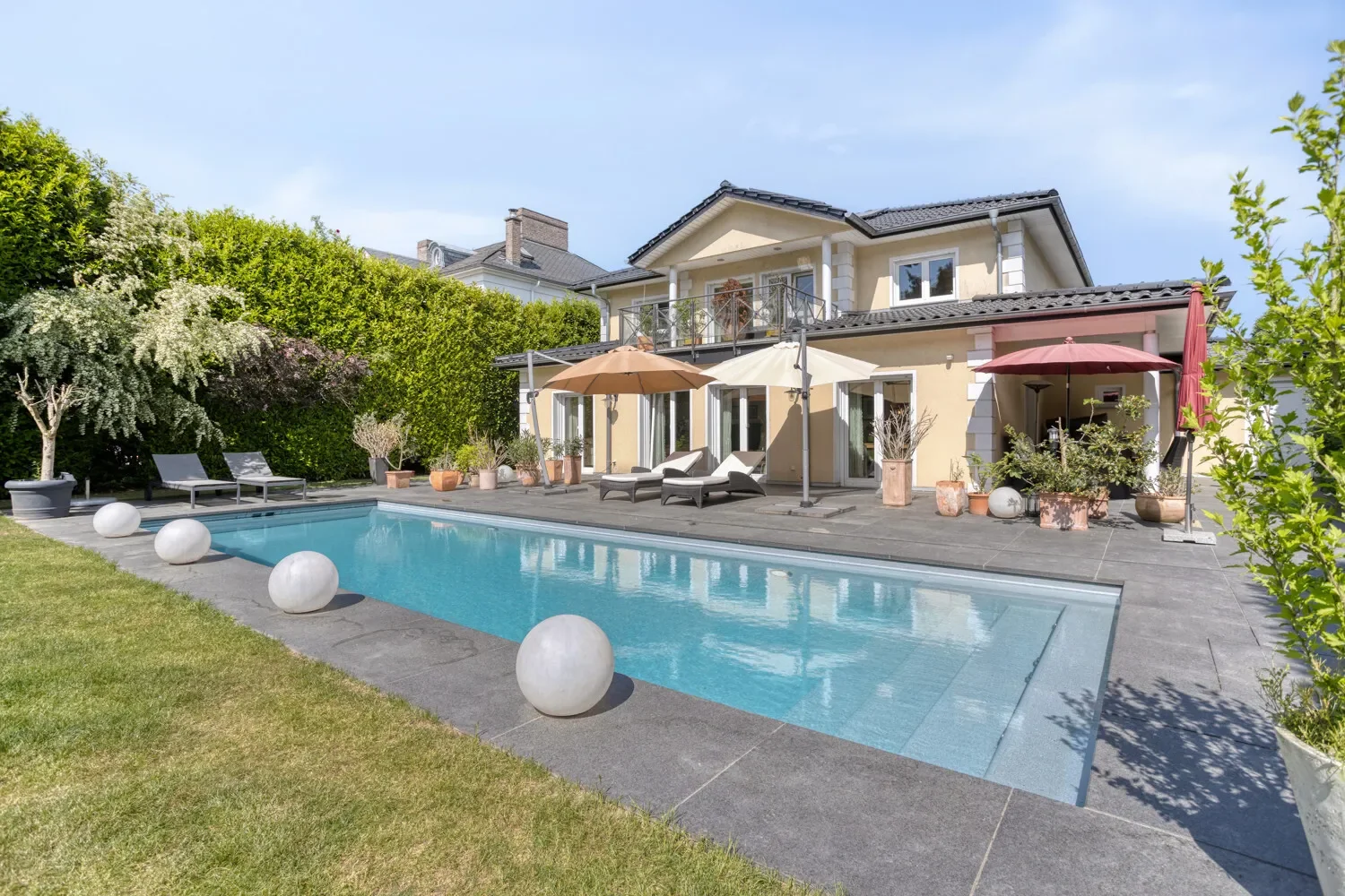 Exterior photo 6