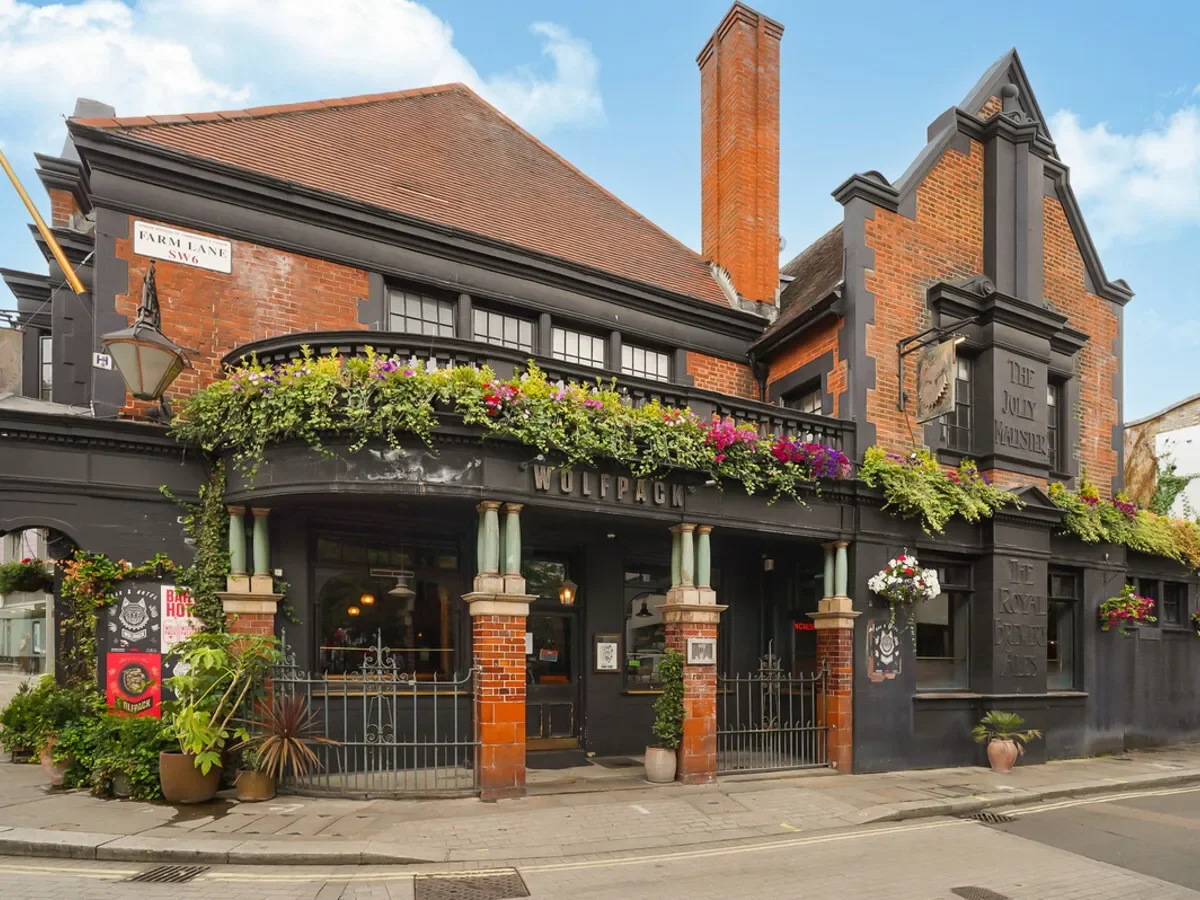 A gorgeous penthouse in the heart of Fulham Broadway